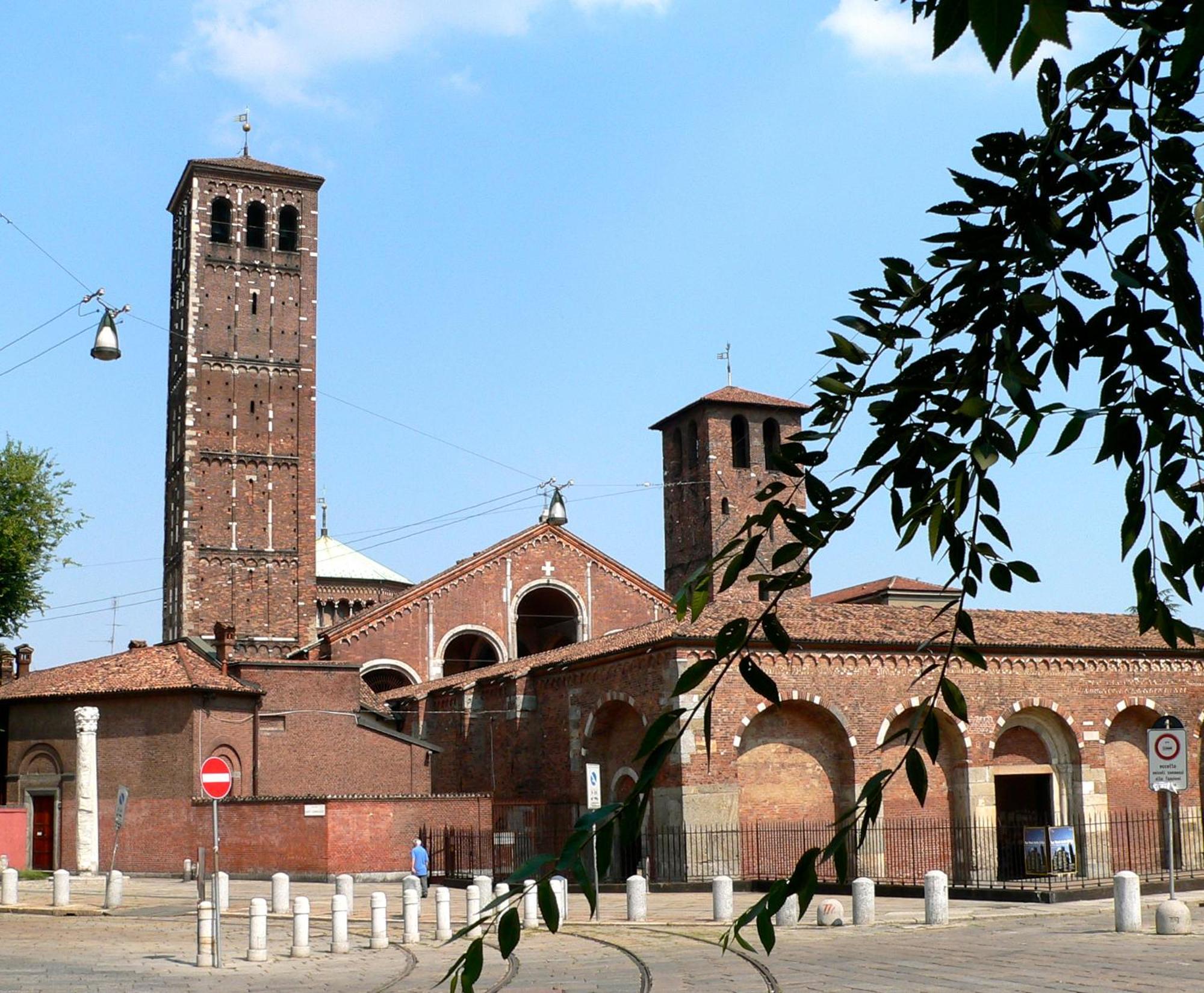 Sant'ambrogio Historic - In Front Of Cattolica * Milán